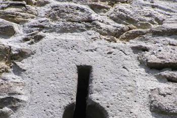 detail klíčové střílny ve stěně věže při 1. bráně ( © Jan P. Štěpánek 08/2007)
