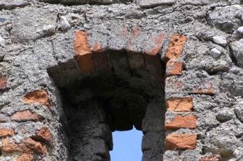 detail okénka v severní hradbě tzv. předhradí ( © Jan P. Štěpánek 08/2007)