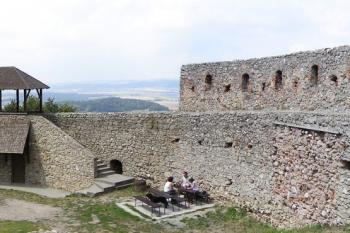 pohled na hranolovou věž při bývalé bráně a renesanční severní zeď předhradí ( © Jan P. Štěpánek 08/2007)