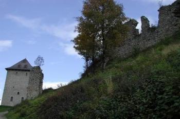 Starý Jičín - věž a hradby (© Jana Herianová 10/2002)