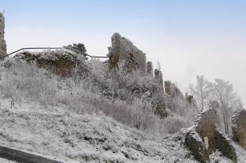pohled na hradní jádro od severozápadu, z místa zaniklé vstupní brány do předhradí ( © Jan P. Štěpánek 01/2008)