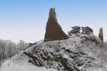 čelo jádra hradu od severu z předhradí ( © Jan P. Štěpánek 01/2008)