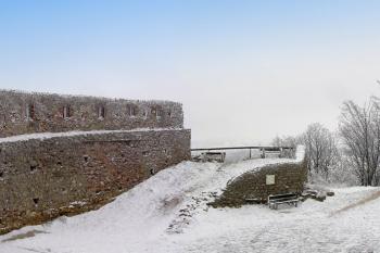 mohutná severní hradba předhradí s nástupní rampou na most do jádra hradu ( © Jan P. Štěpánek 01/2008)