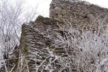 zachovalý pilíř parkánové hradby v severovýchodní části jádra hradu ( © Jan P. Štěpánek 01/2008)