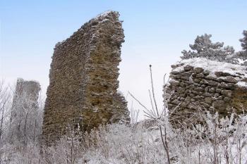 mohutný střep a kus spadlé hradby bývalé vlastní brány do jádra hradu ( © Jan P. Štěpánek 01/2008)