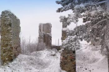 panorama jádra hradu z místa bývalého severního paláce ( © Jan P. Štěpánek 01/2008)