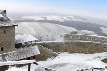 pohled z místa severního paláce na předhradí s věží při bráně a masivní severní hradbou ( © Jan P. Štěpánek 01/2008)
