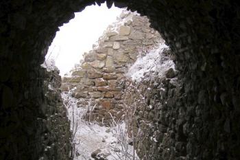 pohled z úzké místnosti v suterénu severního paláce ( © Jan P. Štěpánek 01/2008)