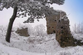 severní nároží východního paláce s blokem zřícené brány do jádra hradu ( © Jan P. Štěpánek 01/2008)