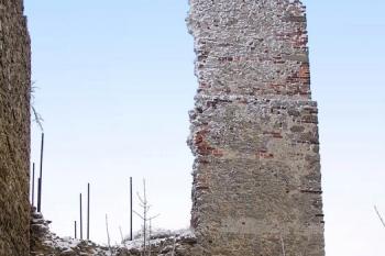 vysoký střep jižní fronty východního paláce ( © Jan P. Štěpánek 01/2008)