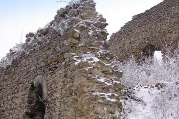 pohled na výpadní branky z jádra hradu do parkánu a z parkánu ( © Jan P. Štěpánek 01/2008)