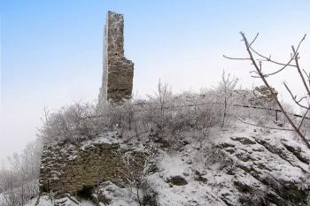 jižní čelo jádra hradu v pohledu přes velký příkop z přihrádku ( © Jan P. Štěpánek 01/2008)