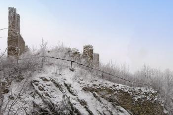 panorama jižního čela jádra hradu v pohledu přes velký šíjový příkop z jižního přihrádku ( © Jan P. Štěpánek 01/2008)