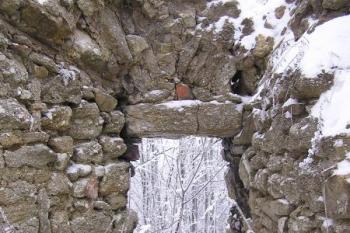střílnové okénko ve zdi dělostřeleckého přihrádku na jihu ( © Jan P. Štěpánek 01/2008)