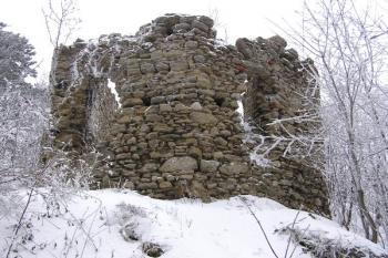 jižní čelo předsunutého dělostřeleckého přihrádku v jižním čele hradu ( © Jan P. Štěpánek 01/2008)