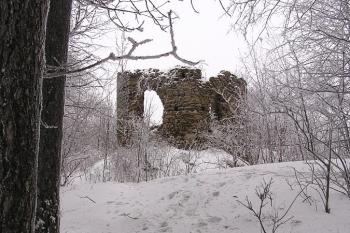celkový pohled od jihu na čelní břit jižního předsunutého opevnění hradu ( © Jan P. Štěpánek 01/2008)