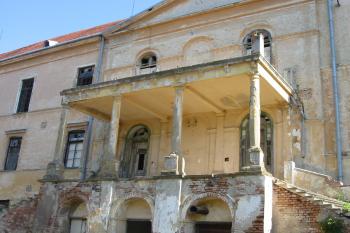 detail průčelí s toskánskými sloupy (© D Dohňanský, 07/2014)
