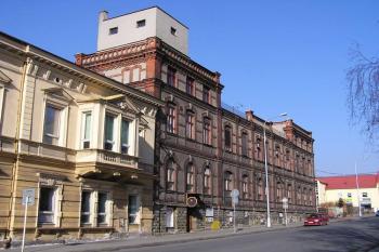 Jedna z bývalých textilek v dolní části Nádražní ulice ( © Jan P. Štěpánek 02/2007)