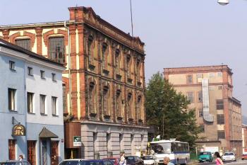 pohled na budovy textilek podnikatele Landsbergera v dolní části Frýdku ( © Jan P. Štěpánek 06/2005)
