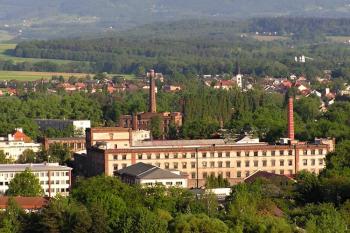 pohled z věže farního kostela sv. Jana Křtitele na objekt historické tkalcovny bývalé fa. A. Landsberger na Nádražní ulici ( © Jan P. Štěpánek 06/2010)