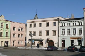 vstupní průčelí Wolfova domu na frýdeckém Zámeckém náměstí ( © Jan P. Štěpánek 02/2010)