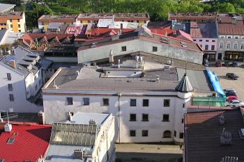 dům Jindřicha Samuela Wolfa z věže nedalekého farního kostela sv. Jana Křtitele ( © Jan P. Štěpánek 06/2010)
