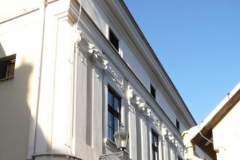 pohled ze zadních dvorů na boční fasádu paláce při průchodu do Hluboké ulice ( © Jan P. Štěpánek 04/2010)