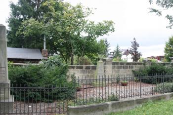 Pohřebiště padlých z prusko-rakouské války 1866 severně od kostela ( © Ivan Grisa 09/2010)