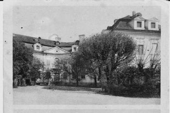 Pohled na nádvoří zámku kolem roku 1920 (© anon.)