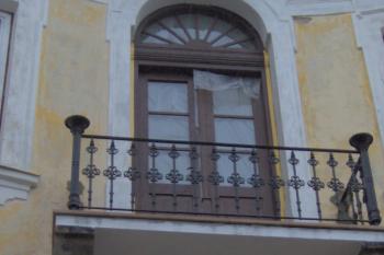 Nově renovovaný a balkon a litinové zábradlí  (© Eduard Valeš, 12/2012)