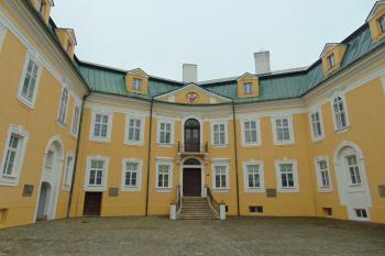 Pravá část vých. křídla je původní, levá se dostavovala v baroku jako schodišťový přístavek (© Dušan Dohňanský  11/2021)