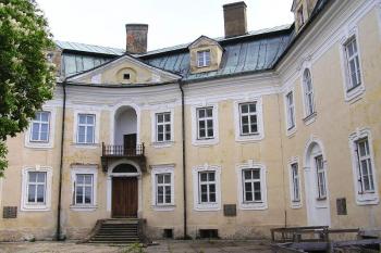 nádvoří zámku ( © Jan P. Štěpánek 04/2006)