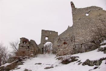 Pohled na první bránu ( © Roman Řezáč 03/2005)