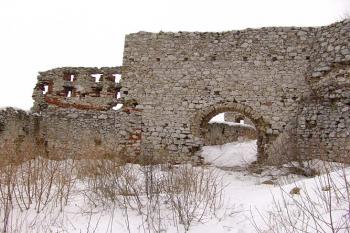 Brána rozdělující první předhradí, pohled od dělové bašty ( © Roman Řezáč 03/2005)