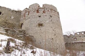 Dělová bašta na východní straně jádra hradu ( © Roman Řezáč 03/2005)