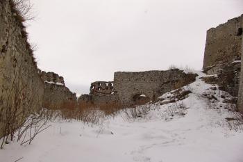 Část prvního předhradí ( © Roman Řezáč 03/2005)