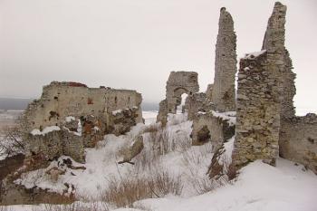 Zříceniny horního hradu, pohled od hranolové věže ( © Roman Řezáč 03/2005)