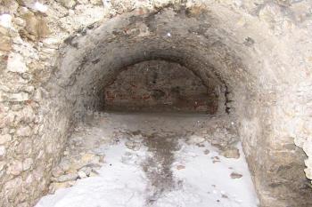 Část zachované místnosti na jižní straně jádra, pod hranolovou věží ( © Roman Řezáč 03/2005)