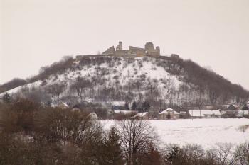 Celkový pohled na kopec s hradem ( © Roman Řezáč 03/2005)