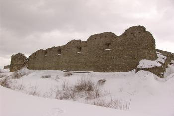 Zachovaná severní stěna jádra ( © Roman Řezáč 03/2005)