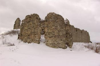Severovýchodní roh jádra hradu ( © Roman Řezáč 03/2005)