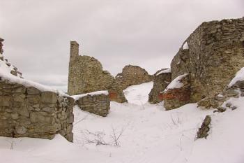 Interiér stavení na západní straně jádra ( © Roman Řezáč 03/2005)