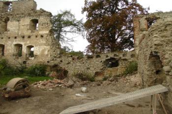 areál hradu ( © Jiří Čížek 09/2008)