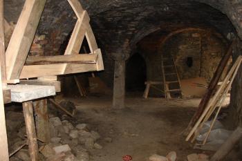 Místnost s klenbami snesené na středové sloupy ( © Jiří Čížek 09/2008)