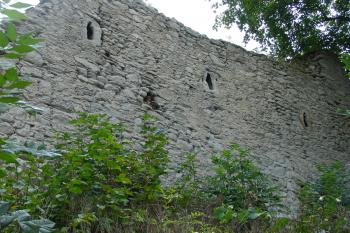 Tři střílnová okénka v plášťové zdi ( © Jiří Čížek 09/2008)