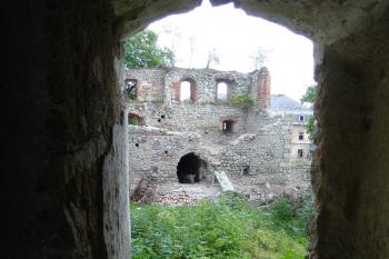 Průhled z vchodu do věže na palác ( © Jiří Čížek 09/2008)