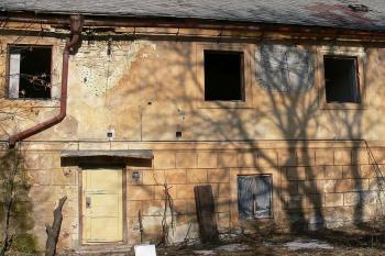 Provizorně zabydlené prostory pustého zámku ( © Petr Turyna 02/2006)