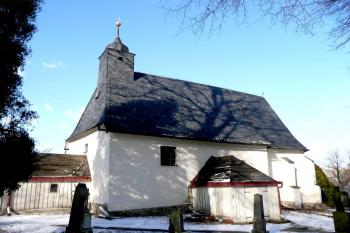 pohled na jižní frontu kostela a okolní hřbitov ( © Jan P. Štěpánek 02/2008)