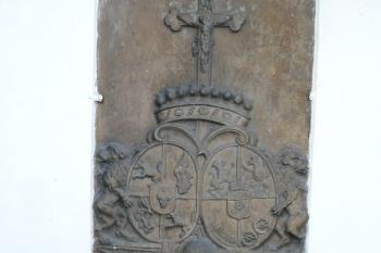 náhrobek Jana Babtisty hraběte Renardyho (1759 - 1808) zasazený ve zdi kostela ( © Jan P. Štěpánek 02/2008)