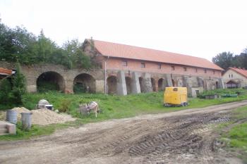 tvrz od severozápadu (© Lukáš Pechánek, 08/2011)